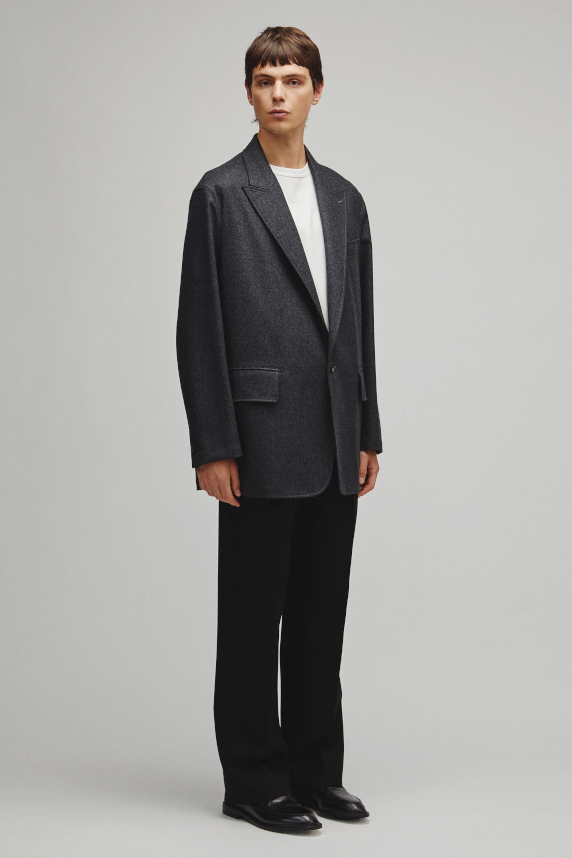 THE PEAKED LAPEL EASY JACKET